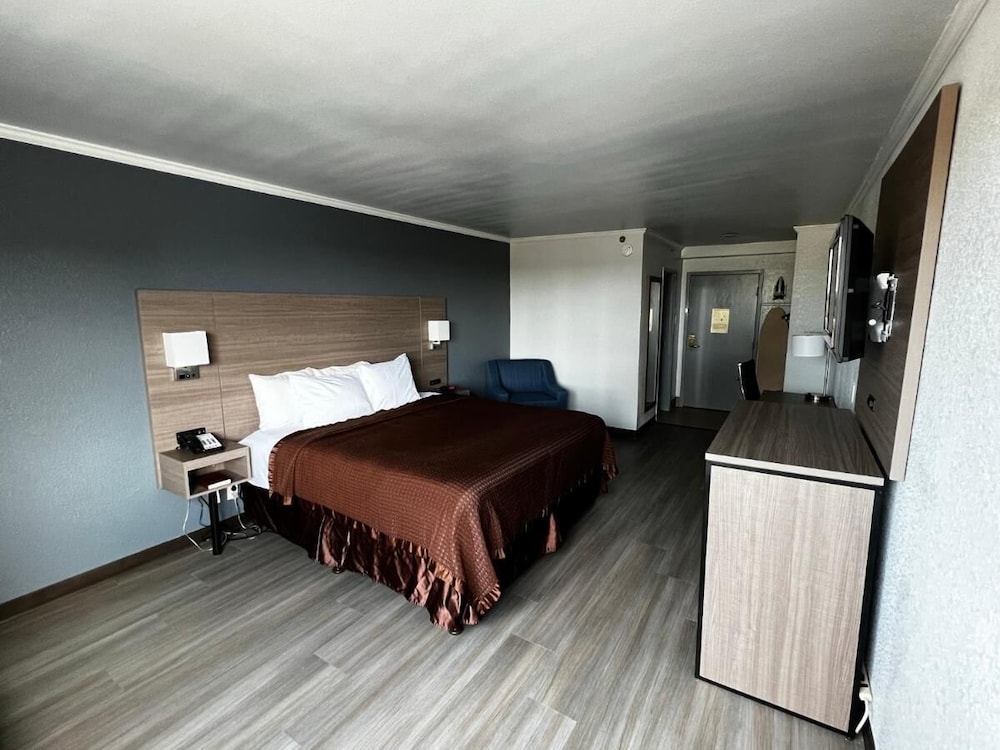 Room, 1 King Bed, Non Smoking - Photo 1
