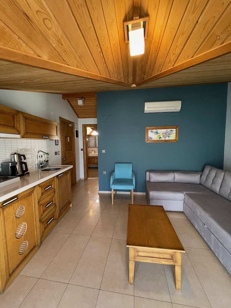 Deluxe Loft, 1 Queen Bed with Sofa bed, Non Smoking, Sea View photo 1