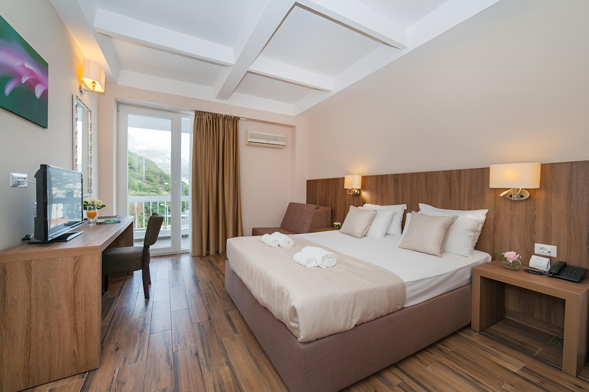 Superior Double Room, 1 Double Bed with Sofa bed, Balcony, Partial Sea View photo 3