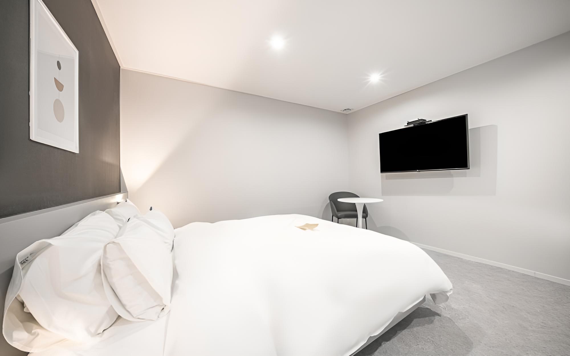 Room (Deluxe (corona safety sterilization N) - Photo 2