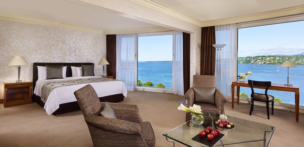 Junior Suite, 1 King Bed, Lake View thumbnail 6