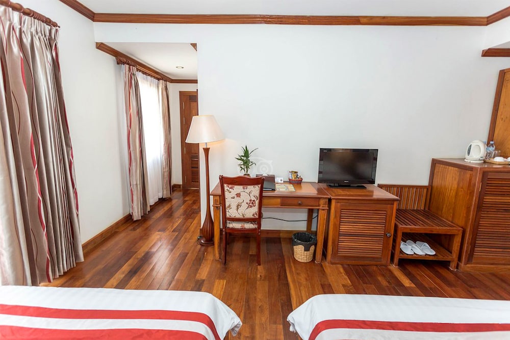 Deluxe Triple Room with Balcony - Photo 12
