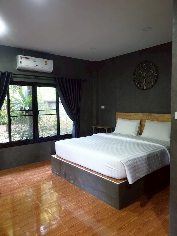 Standard Room, 1 King Bed, Non Smoking photo 1