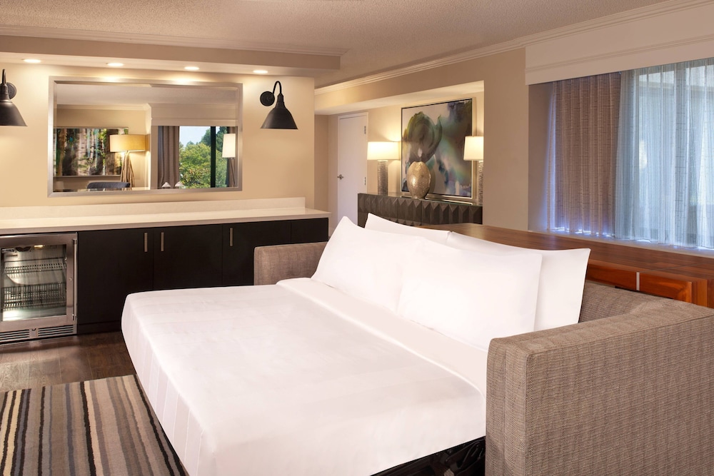 Suite, 1 Bedroom (Mobility Accessible, Roll-In Shower) photo 2