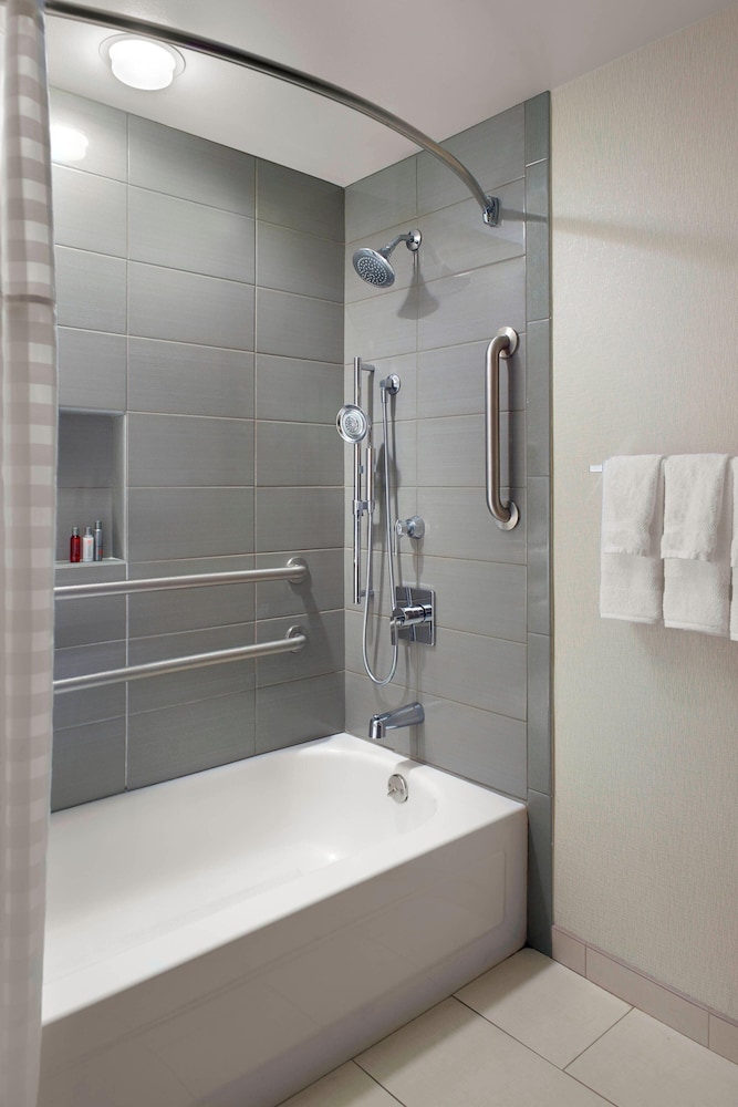 Standard Room, 1 King Bed, Tower (Mobility Accessible, Tub) - Photo 4