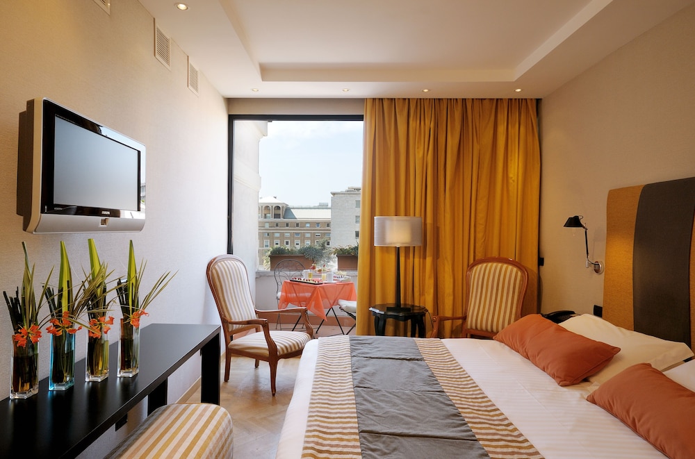 Deluxe Double or Twin Room thumbnail 6