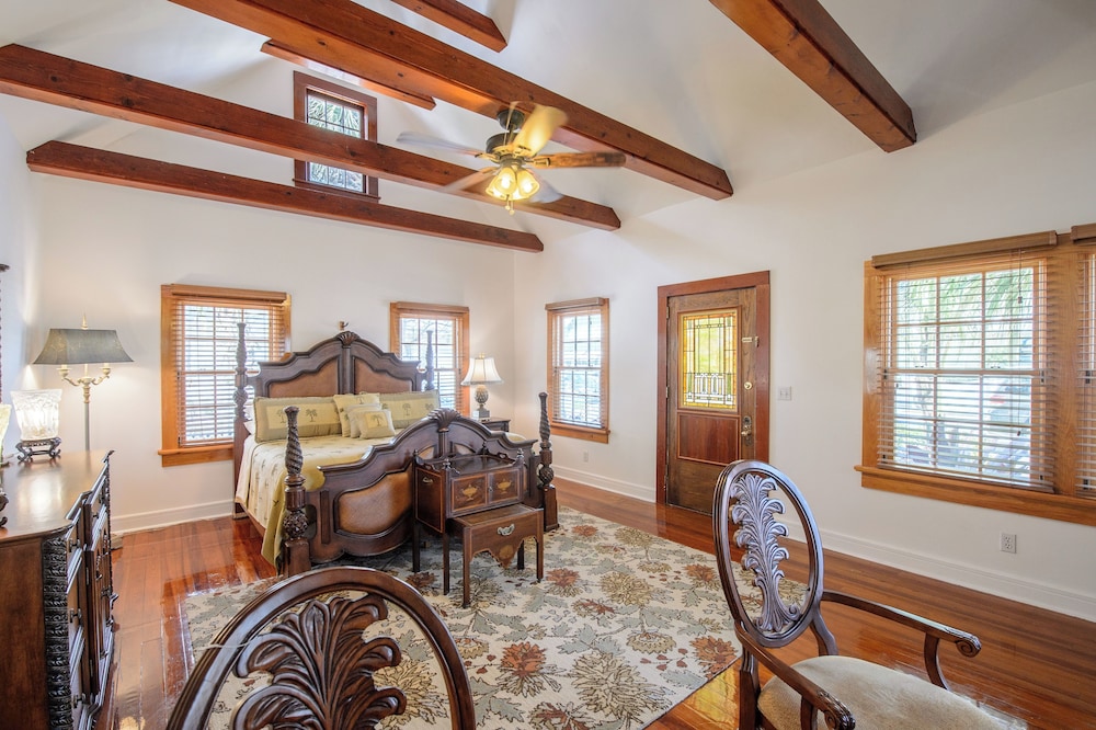 Grand Suite, 2 Bedrooms, Kitchen, Pool Access, Ground Floor