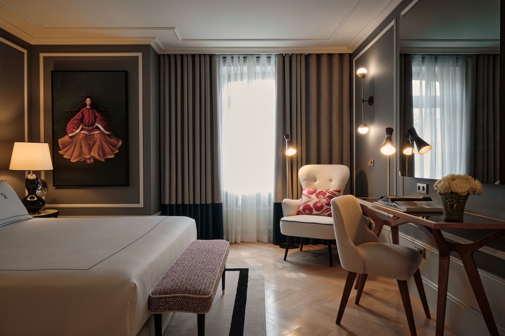 Deluxe Double or Twin Room thumbnail 5