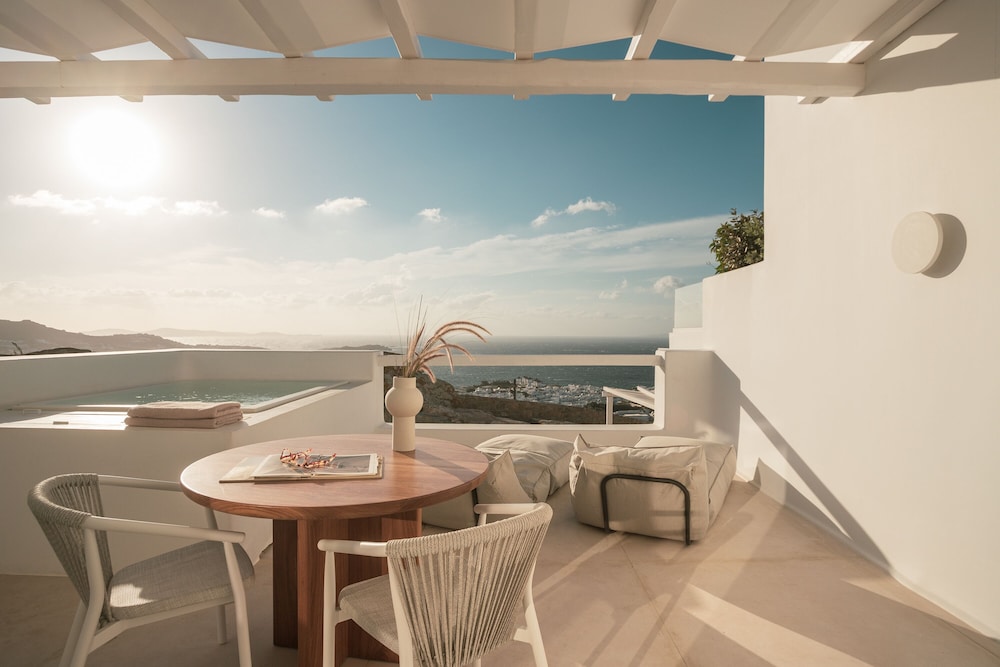 Signature Suite, Jetted Tub, Sea View - Photo 9