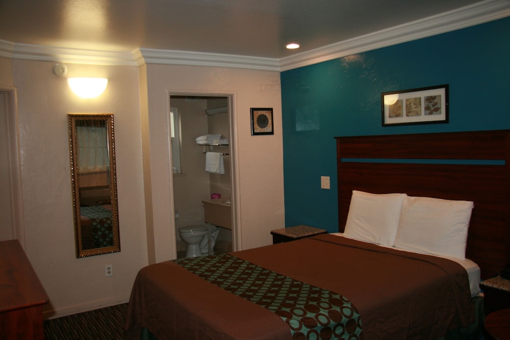 Deluxe Room, 1 Queen Bed photo 3