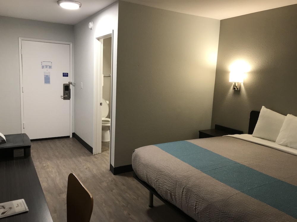 Deluxe Room, 1 King Bed, Non Smoking, Refrigerator photo 3