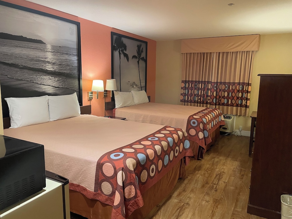 Standard Room, 2 Queen Beds photo 2