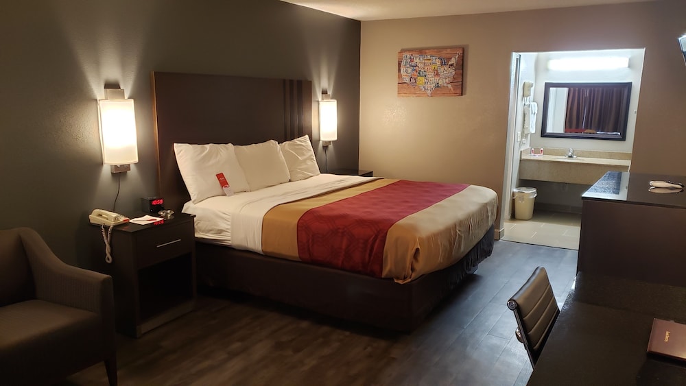 Standard Room, 1 King Bed, Smoking - Photo 1