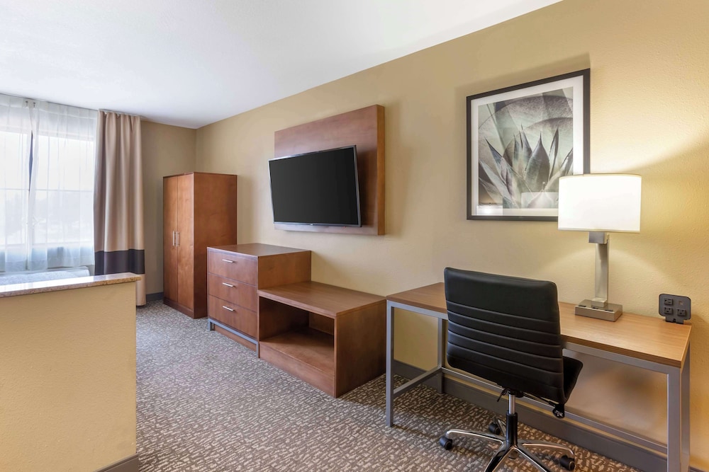 Suite, 1 Queen Bed, Accessible, Bathtub (with Sofabed) - Photo 3