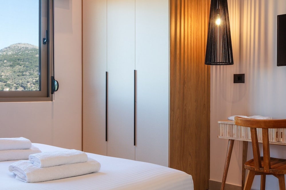 Deluxe Suite, Non Smoking, Mountain View