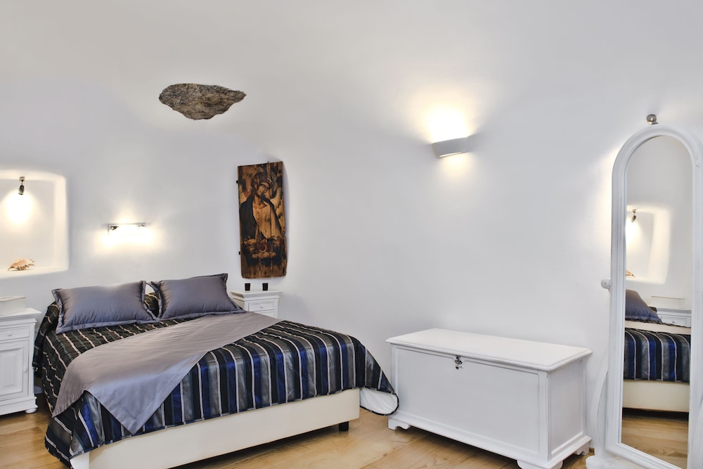 Villa, 1 Bedroom, Pool Access (Caldera View) photo 2