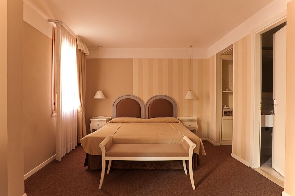 Junior Suite (Deluxe) - Photo 6