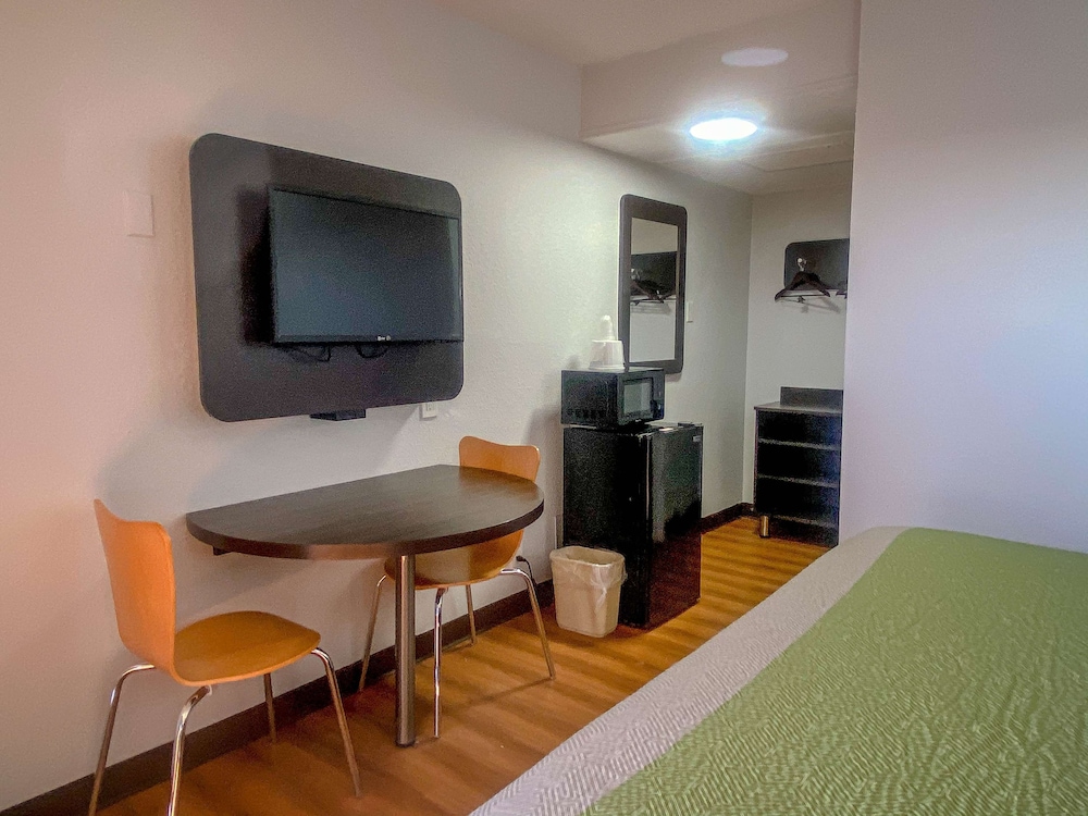 Deluxe Room, 2 Queen Beds, Smoking, Kitchenette - Photo 1