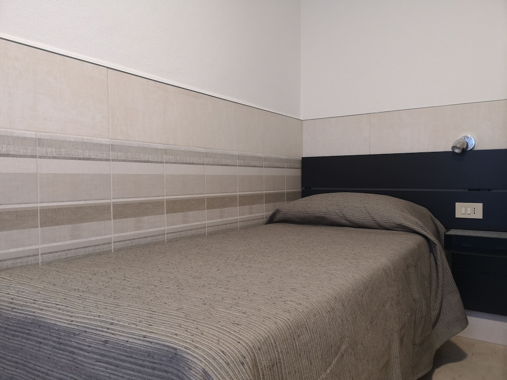 Basic Single Room, Shared Bathroom photo 1