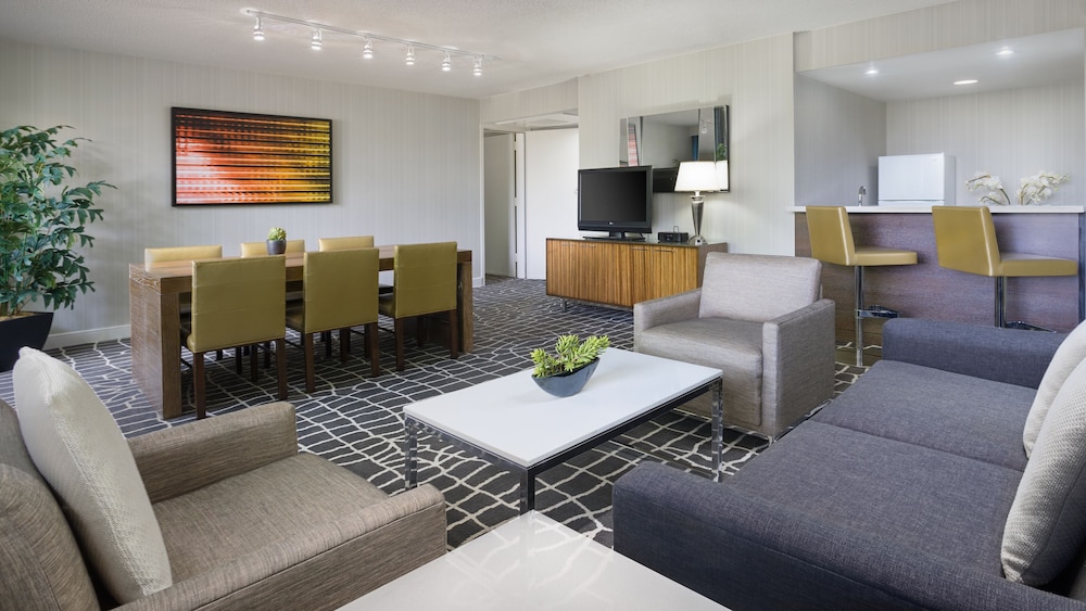 Suite (Ivy) - Photo 1