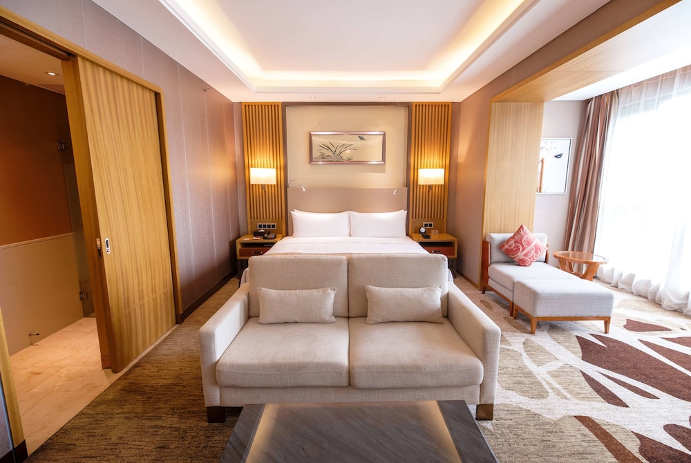 Deluxe Room, 1 King Bed, Smoking, City View