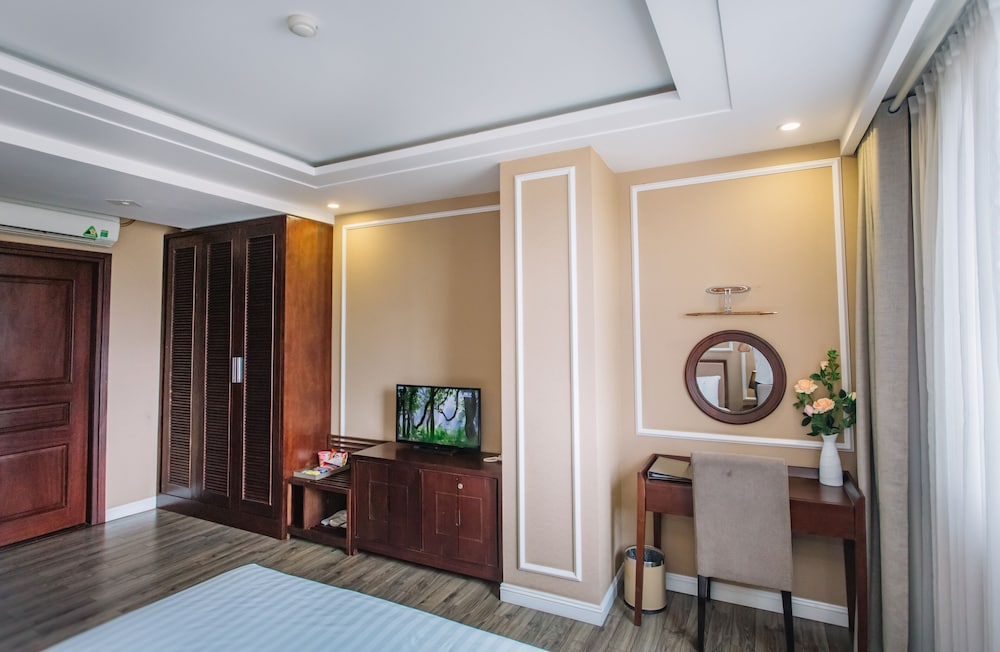 Superior Room, 1 King Bed, City View photo 2