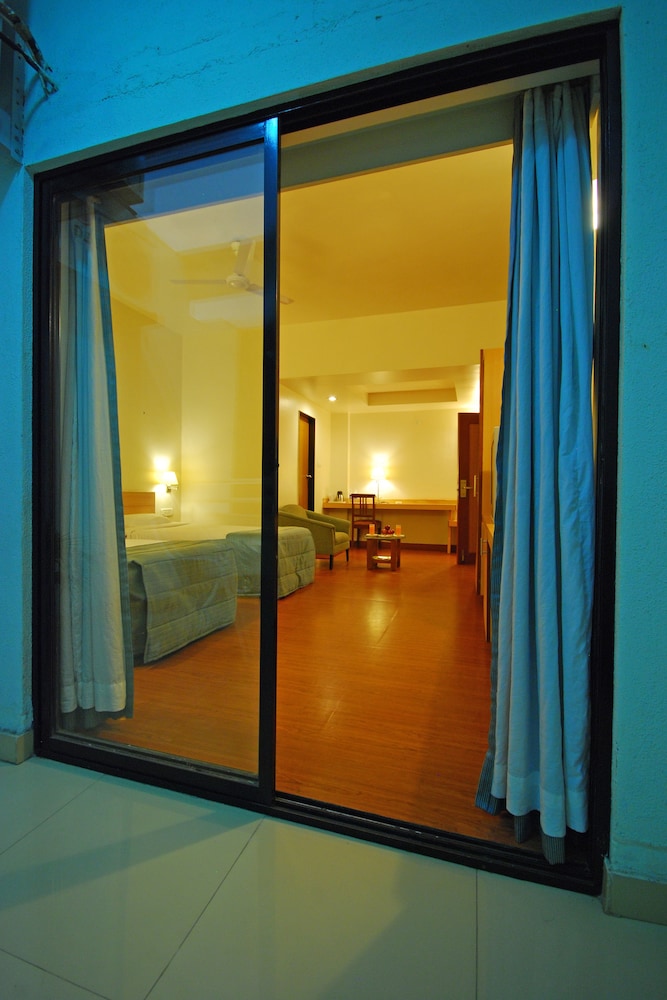 Semi Deluxe Room - Photo 17