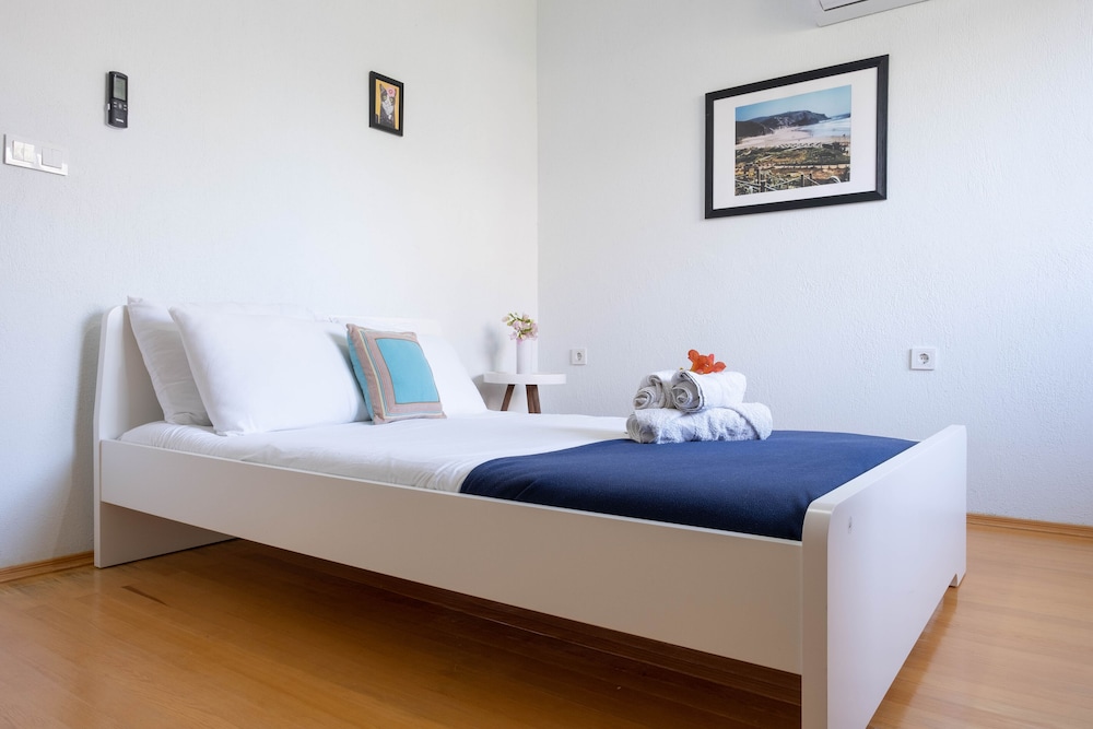Luna - 2 Bed with Private Garden by the Pool