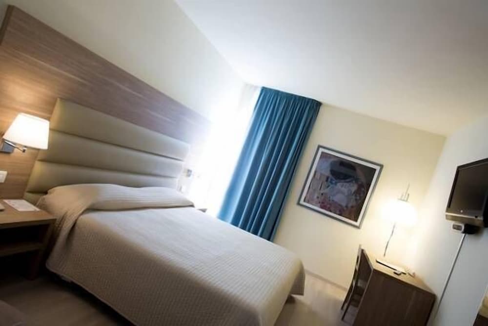 Double Or Twin Room - Photo 1