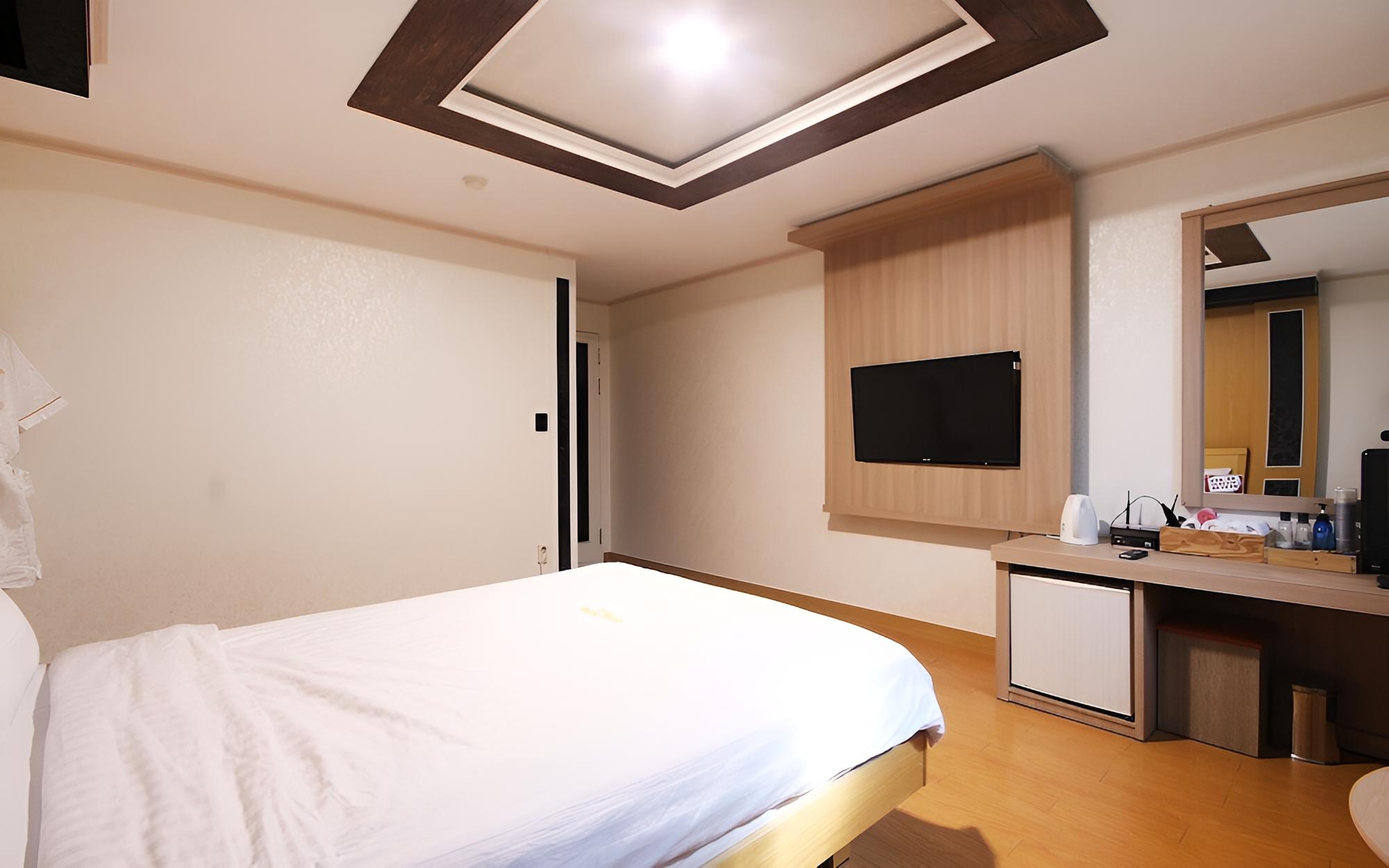 Room (Standard Room) - Photo 5