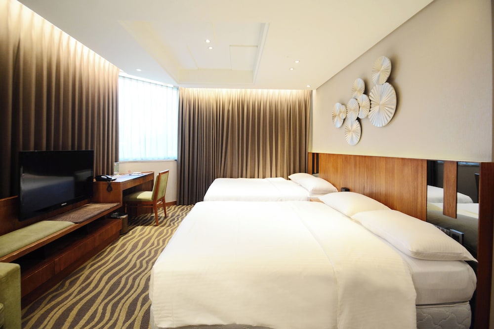 Deluxe Quadruple Room, 2 Double Beds, City View photo 2