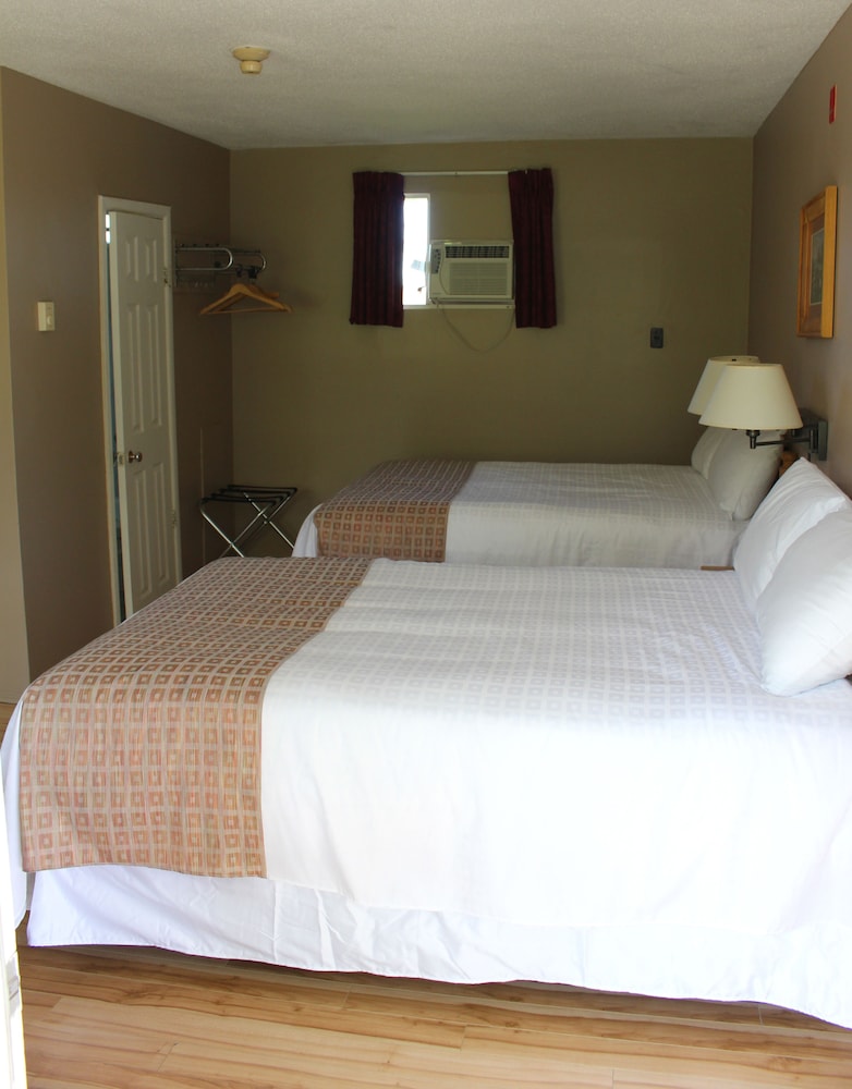 Standard Room, 2 Double Beds (Tennis Court Section) photo 2