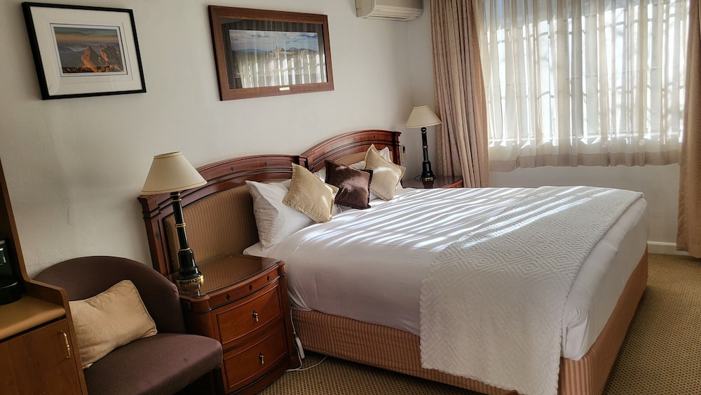 Deluxe Room, 1 King Bed photo 3