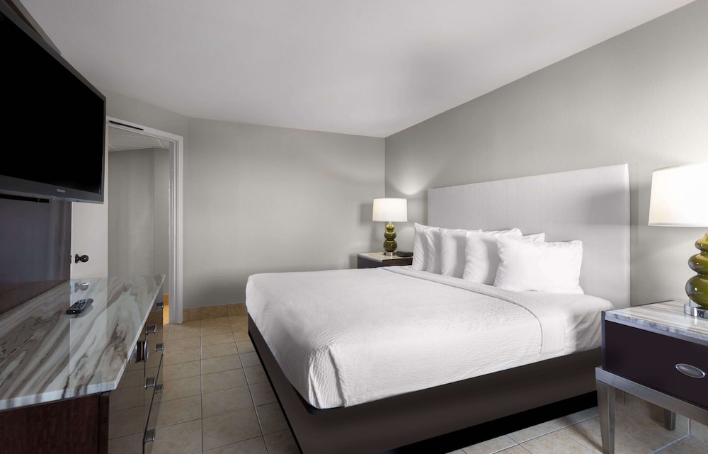 Oceanfront King Room - Photo 4