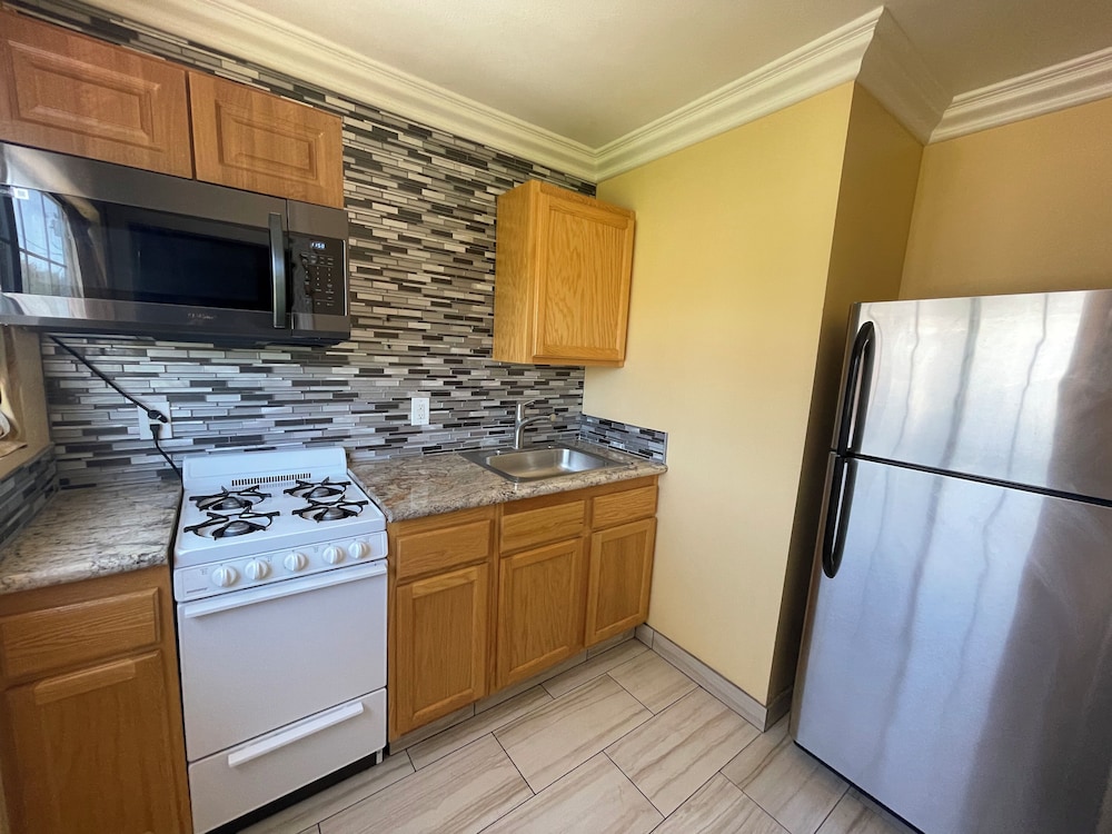 Deluxe Room, 1 King Bed, Kitchenette photo 3