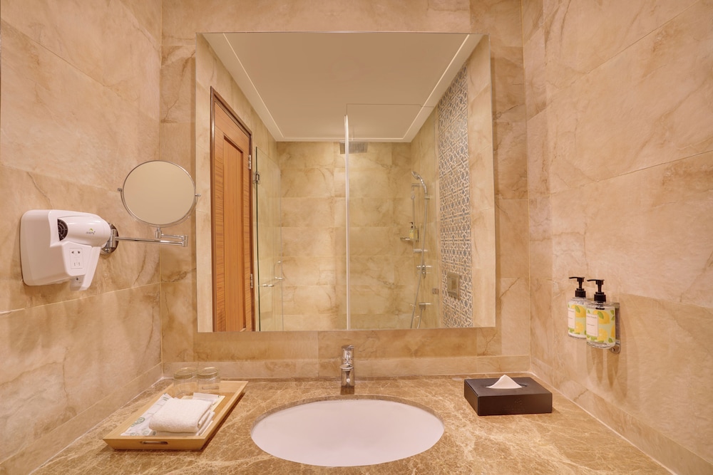 Executive King Room with Balcony View - Photo 7
