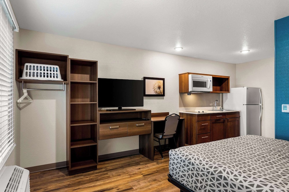 Suite, 1 Queen Bed, Non Smoking photo 3