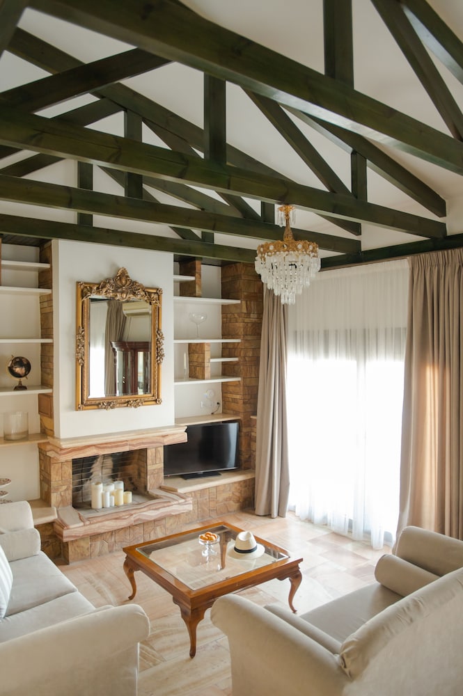 Luxury 3 Bedroom Suite with Pool View / Fedra