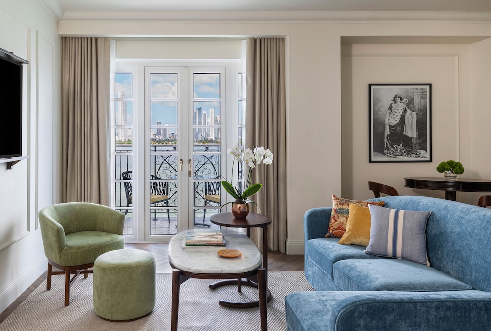 Opera One Bedroom Suite with One King Bed and Jacuzzi thumbnail 5