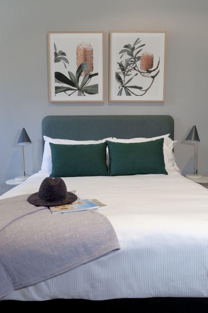Deluxe Double, Shared Bathroom