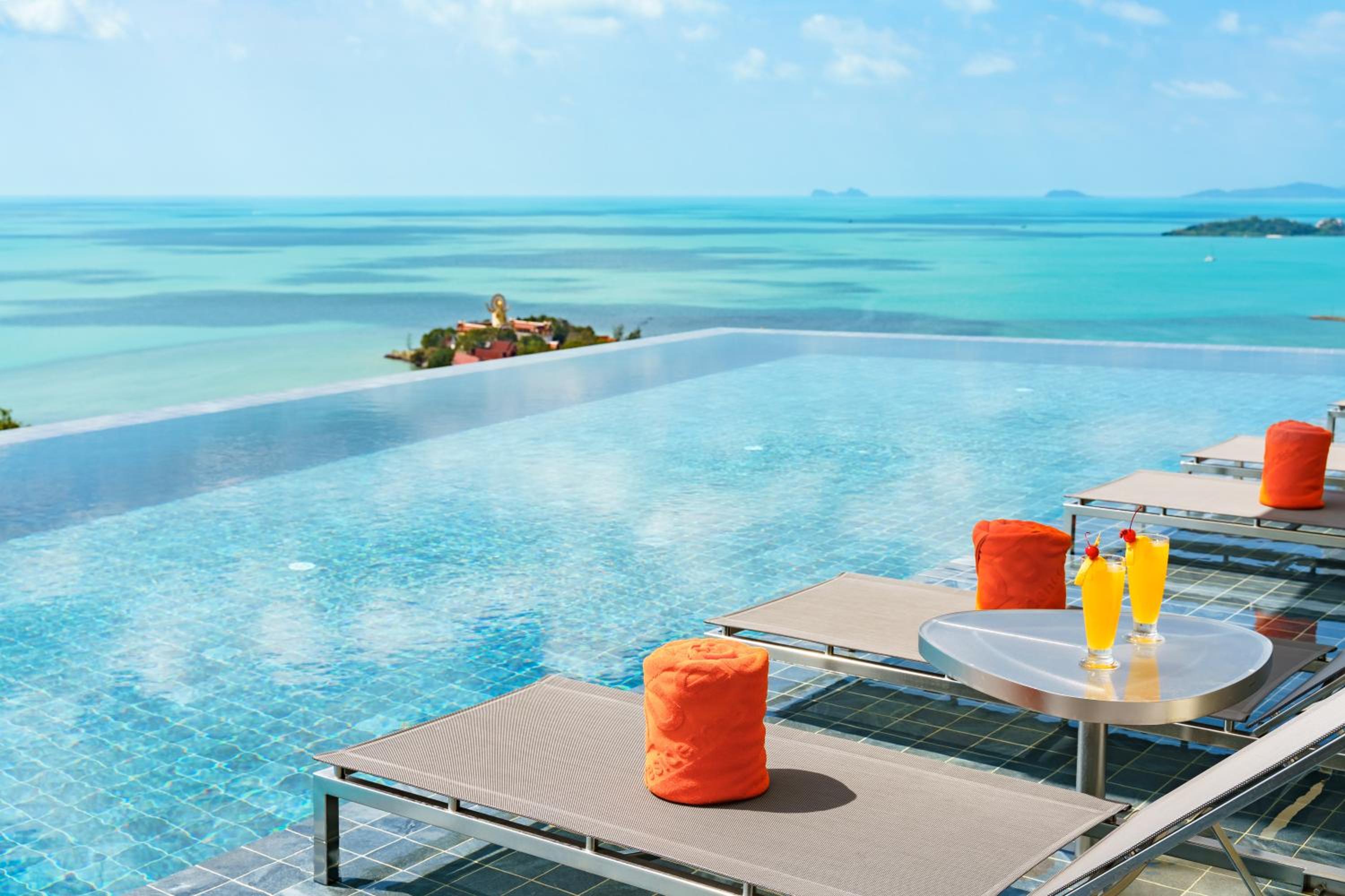 Grand Deluxe Pool Access Suite - Photo 12