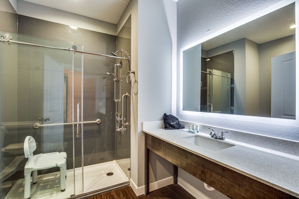 Standard Room, 1 King Bed, Accessible - Photo 8