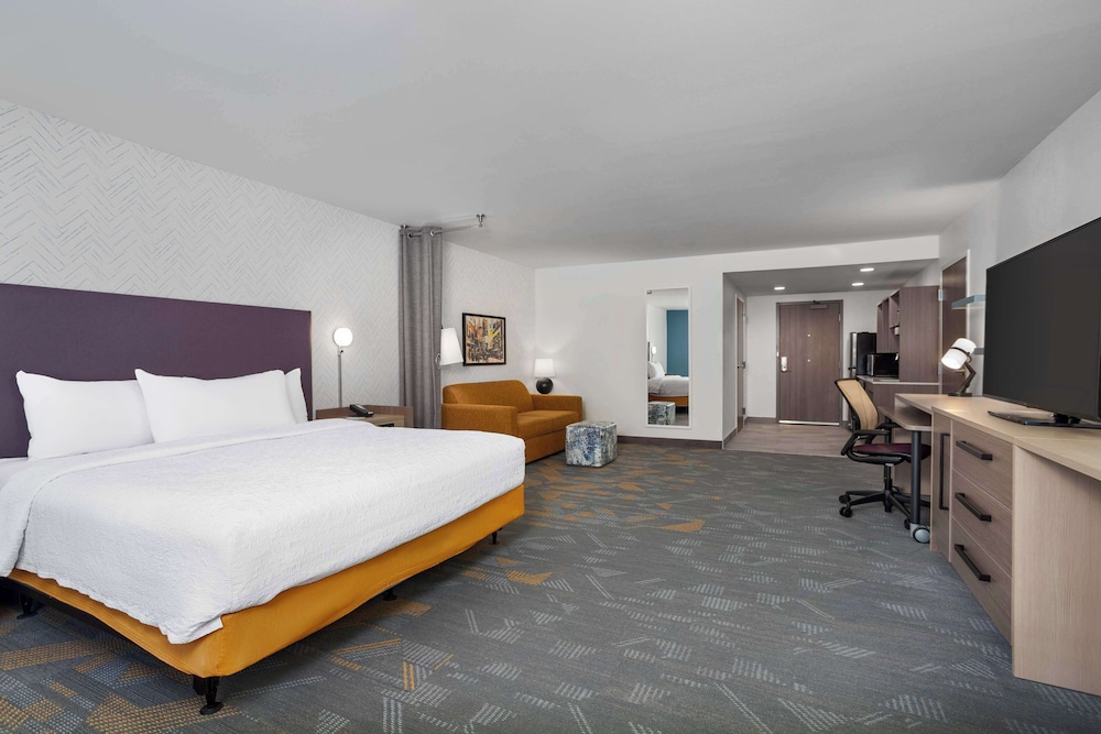 Suite, 1 King Bed, Accessible (Hearing) - Photo 6