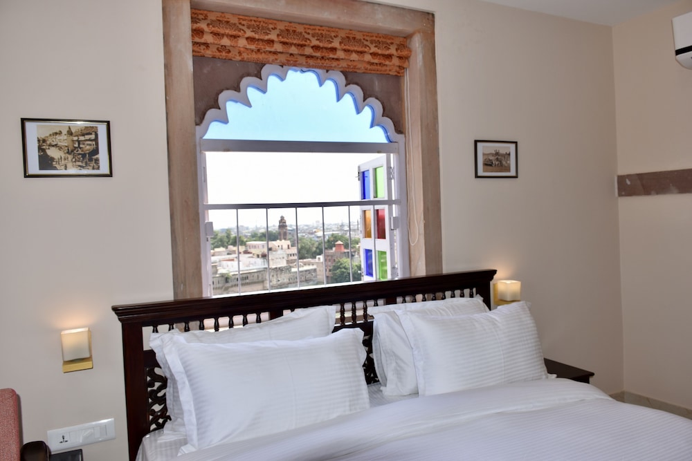 Lake view Deluxe Room, King Bed ( 4th floor ) photo 2
