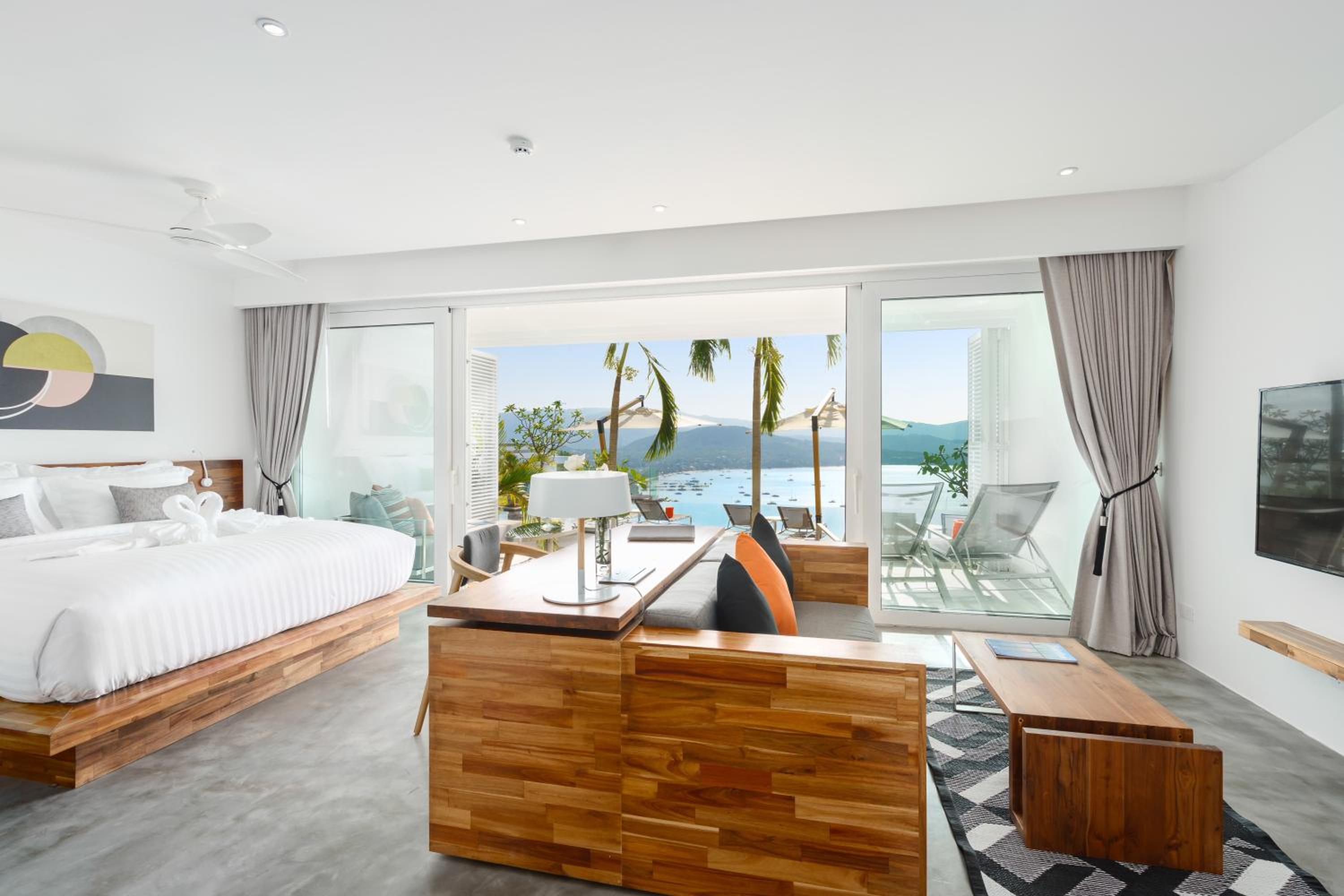 Grand Deluxe Pool Access Suite - Photo 6