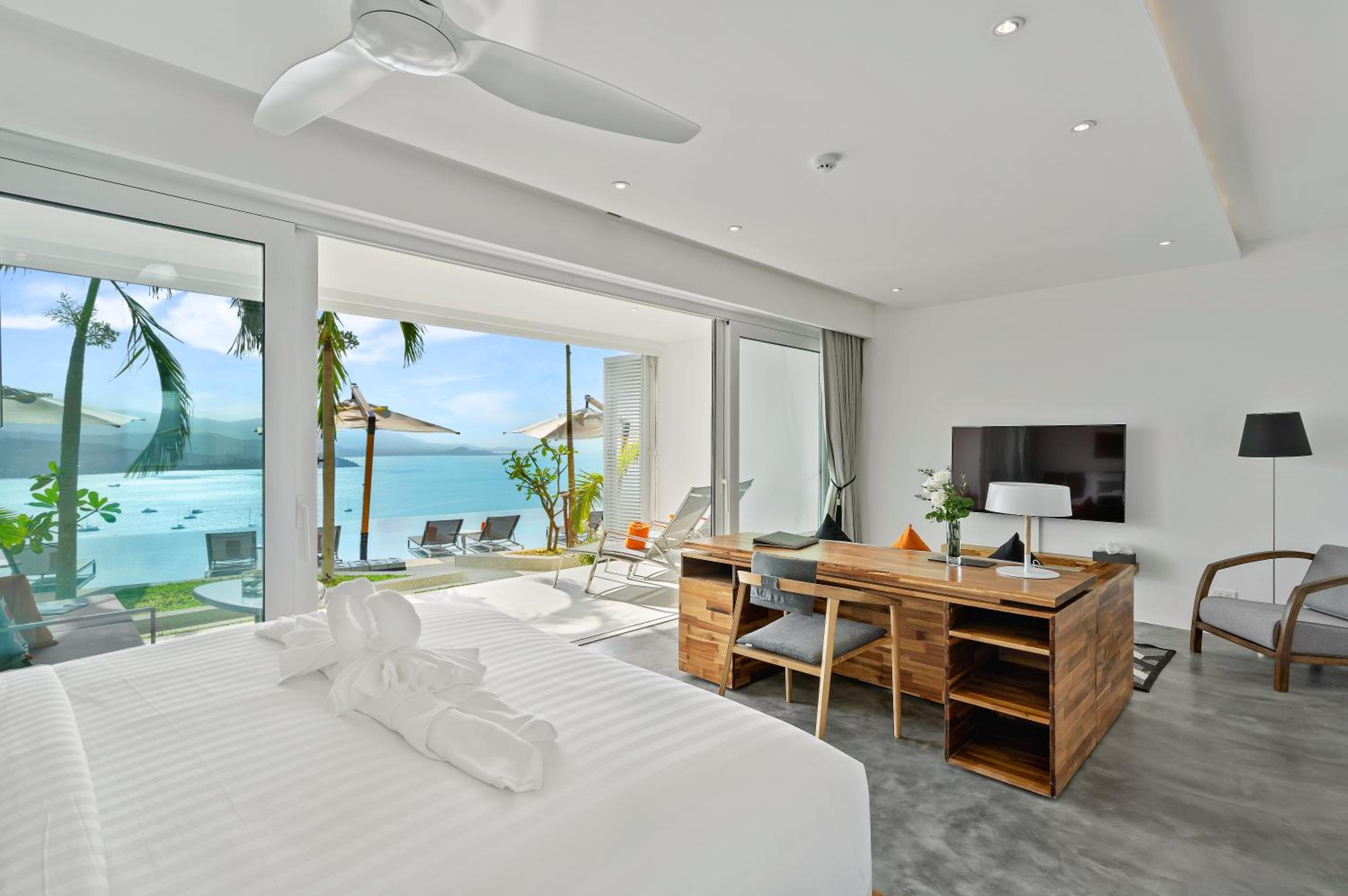 Grand Deluxe Pool Access Suite - Photo 5