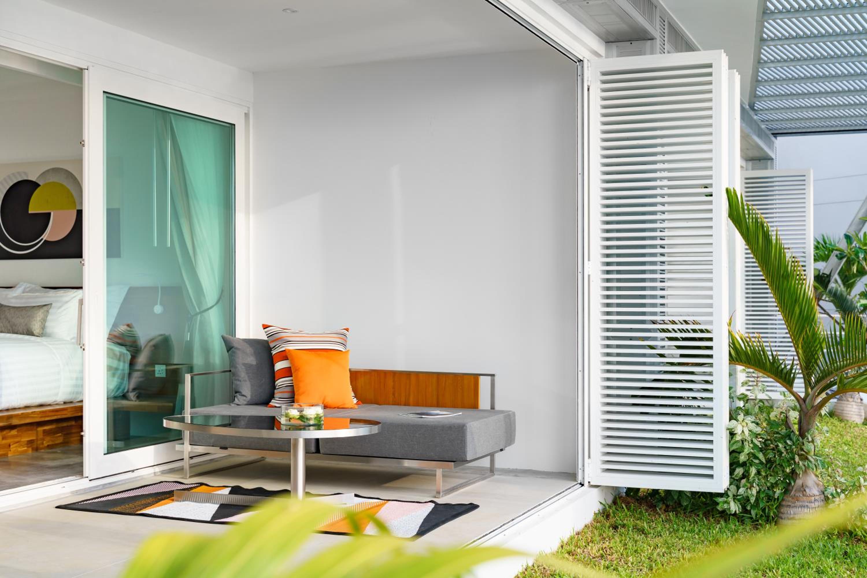 Grand Deluxe Pool Access Suite - Photo 9
