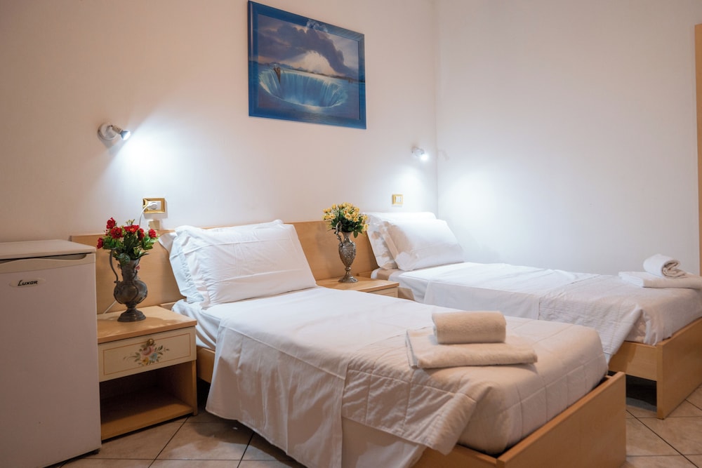 Economy Twin Room, Non Smoking, Shared Bathroom