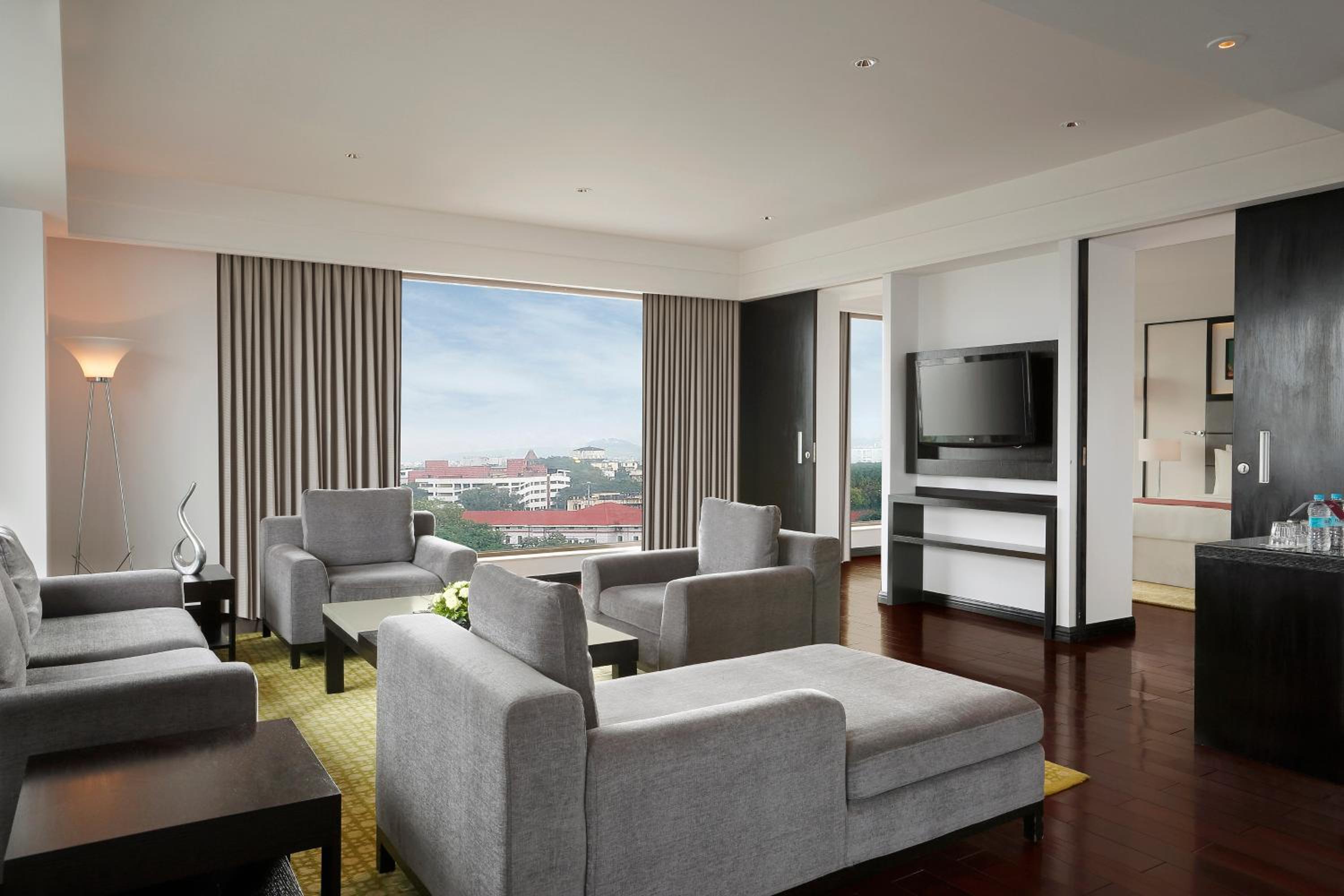 King Suite - Lounge Access - Photo 4