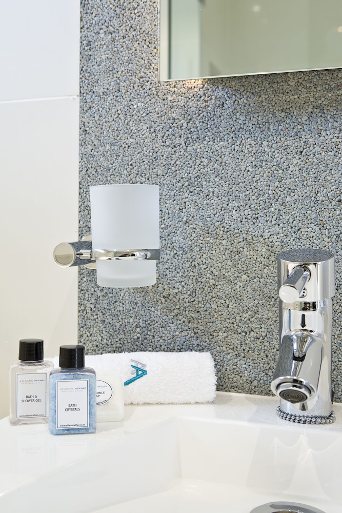 Luxury Suite - Photo 8